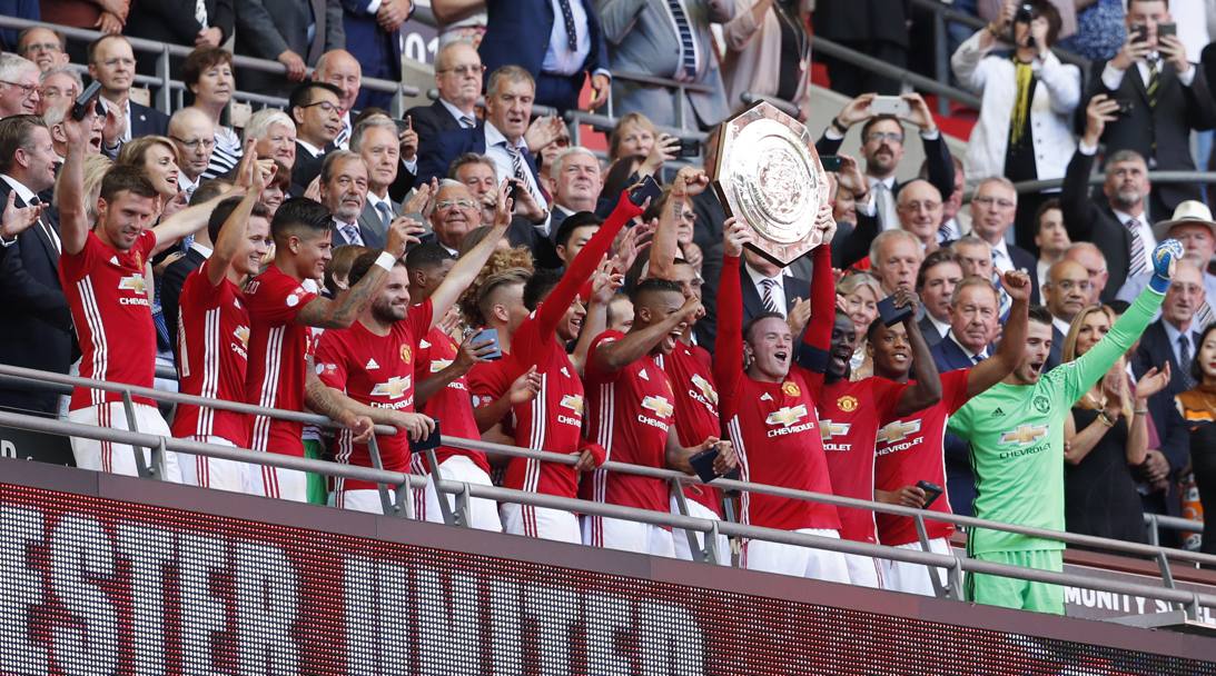 Rooney alza al cielo il trofeo. Action Images